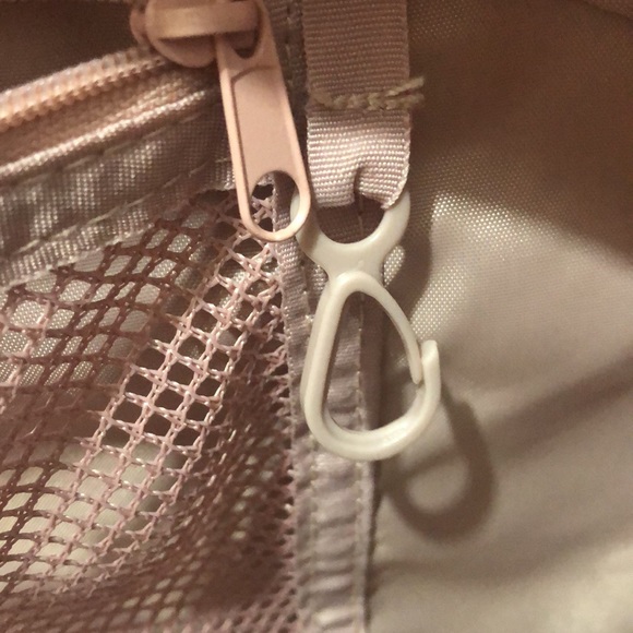 Reebok Axle Tote Bag 14” x 22” x 7” Water Resistant Multipocket Straps Pale Pink - Picture 8 of 14